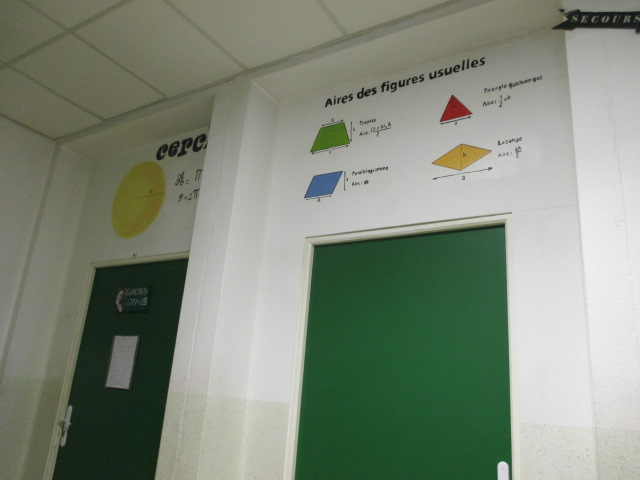 dessin sur les murs du couloirs du premier étage